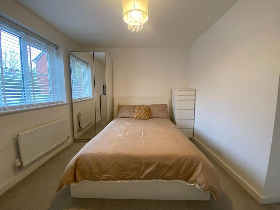 2 Bedroom Private Spacious Apartment In West Midlands Бирмингем Экстерьер фото