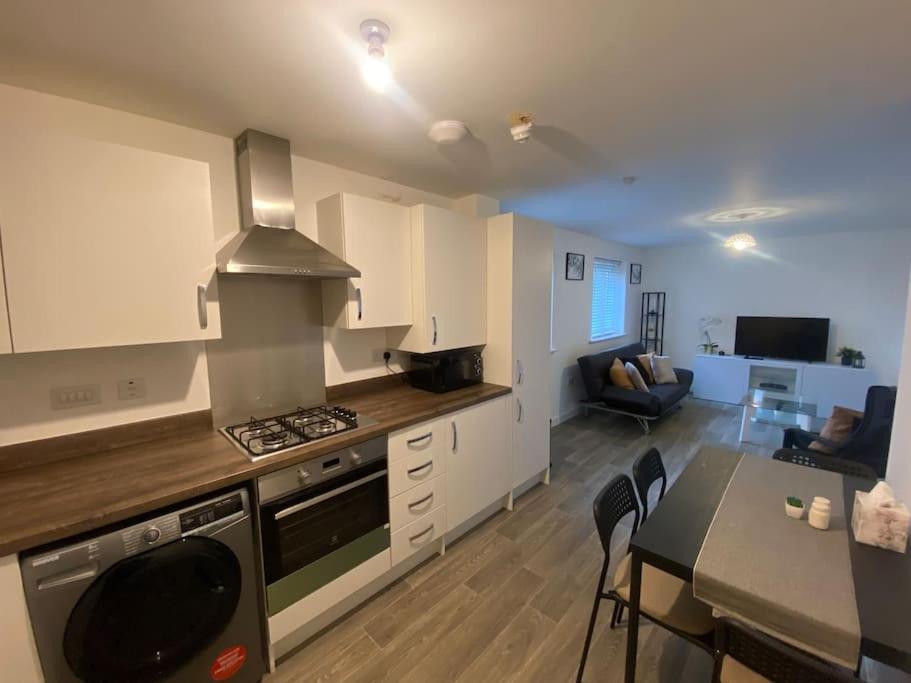 2 Bedroom Private Spacious Apartment In West Midlands Бирмингем Экстерьер фото